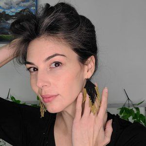 'Hang in there!' Black & Gold Beed Earrings